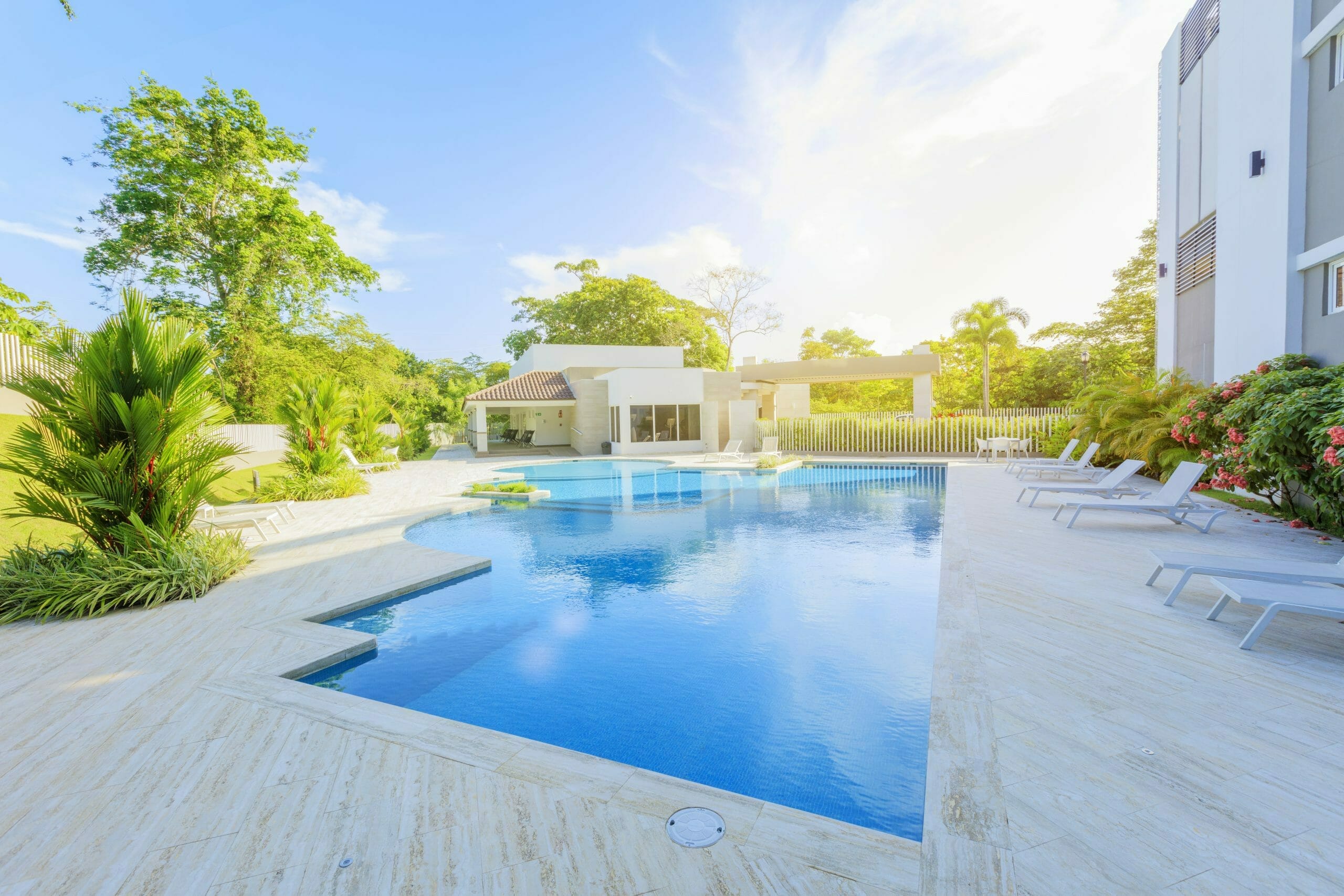 Piscina exterior común del proyecto de apartamentos Península Norte en Panamá.