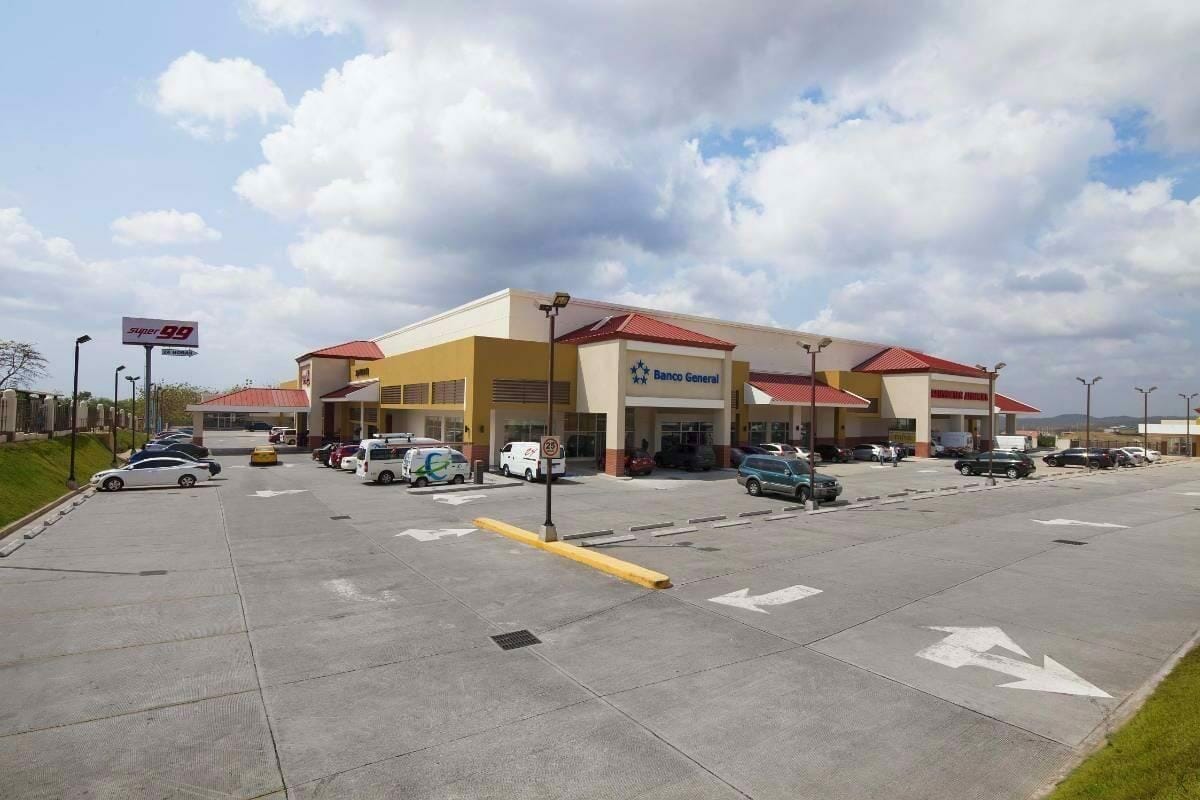 Plaza comercial con supermercado, banco y farmacia en Brisas del Golf Arraij&aacute;n