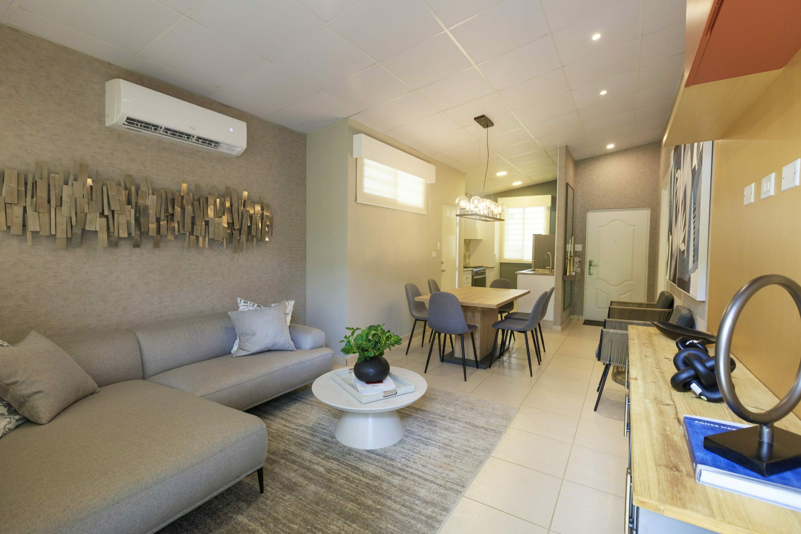 Sala comedor en el interior del modelo residencial Jazm&iacute;n en Brisas del Golf Arraij&aacute;n