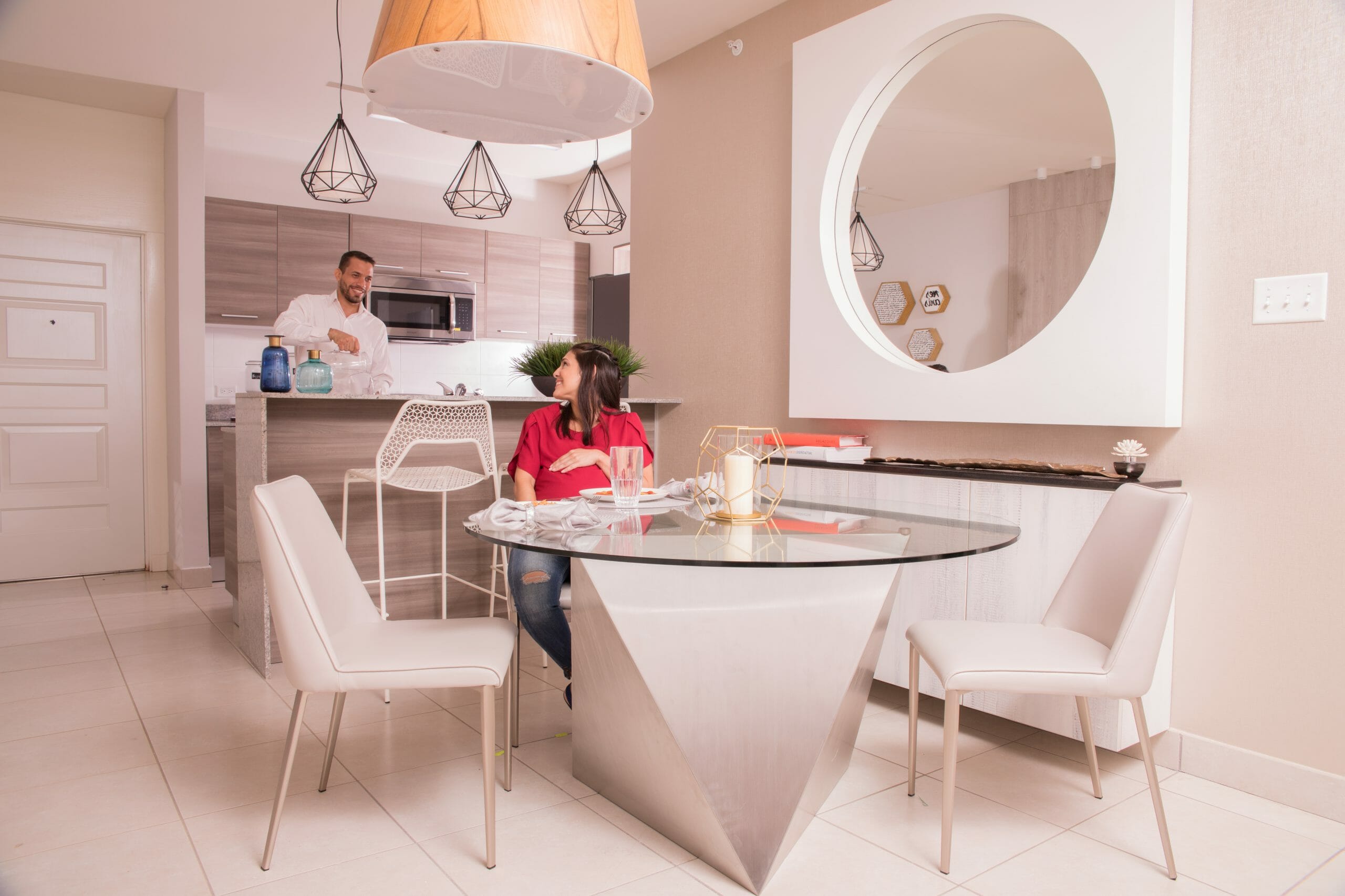 Pareja conviviendo en el desayunador y comedor de su vivienda de Grupo Residencial.