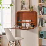 escritorio peque&ntilde;o de madera con silla blanca