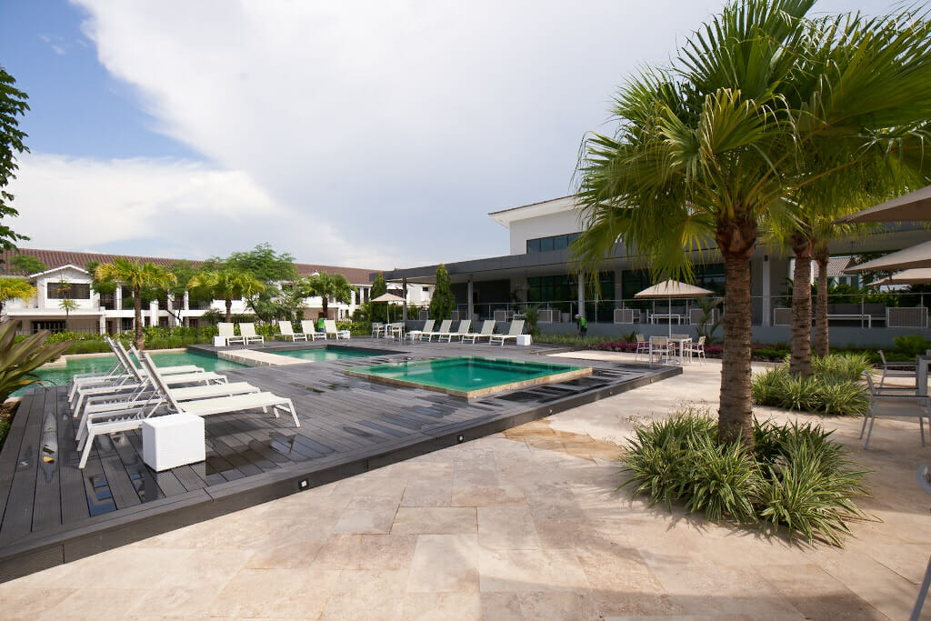 &aacute;rea social de sierra nevada, piscina al aire libre.