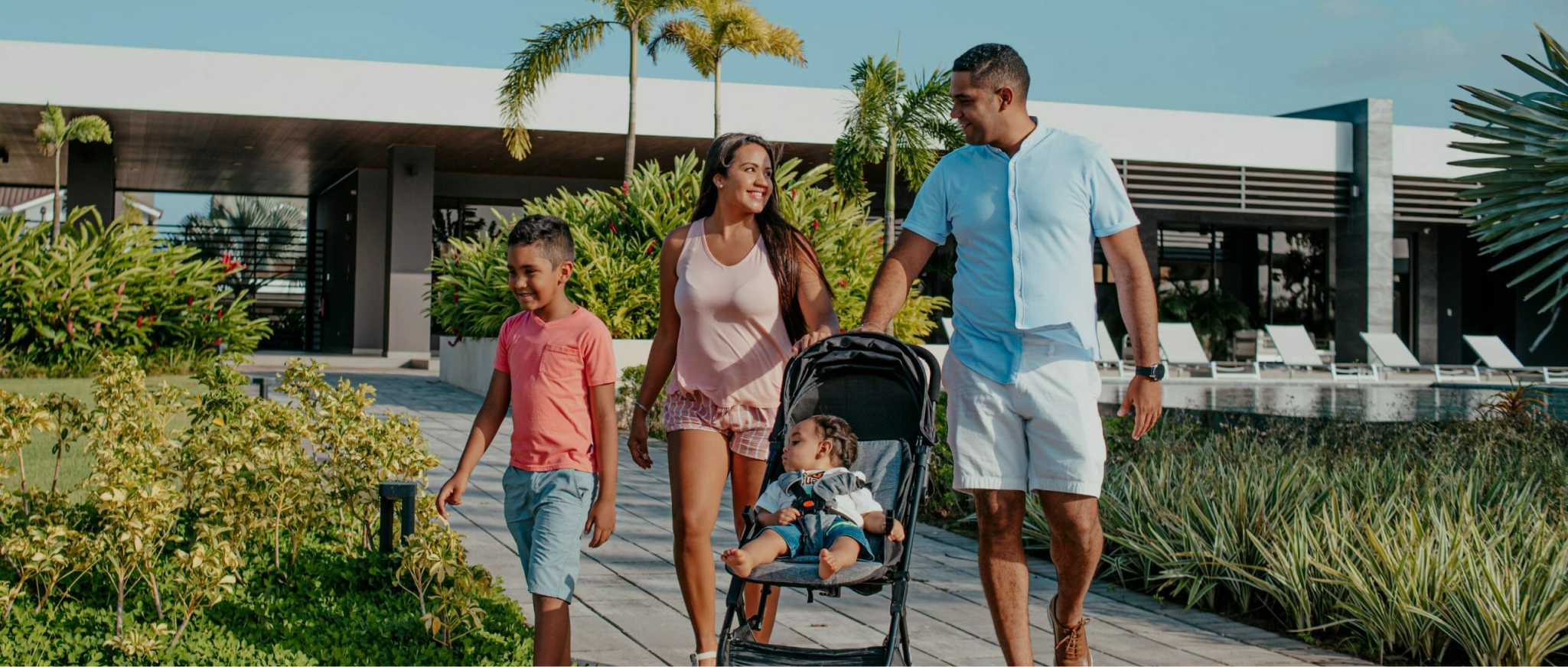 Familia con ni&ntilde;os paseando en el &aacute;rea social de Paseo del Norte de Grupo Residencial.