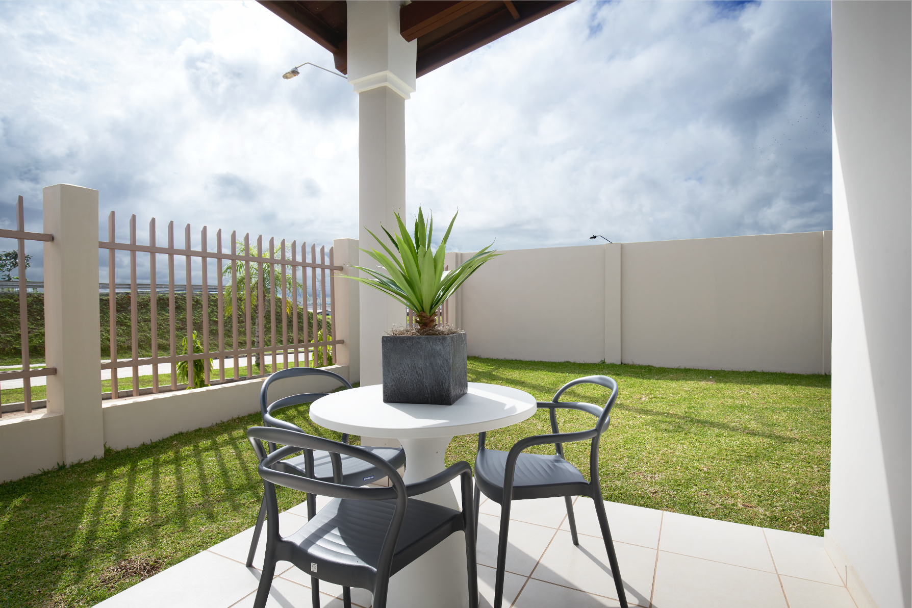 Vista del patio del modelo de casa Cristina en Brisas del Golf Arraij&aacute;n