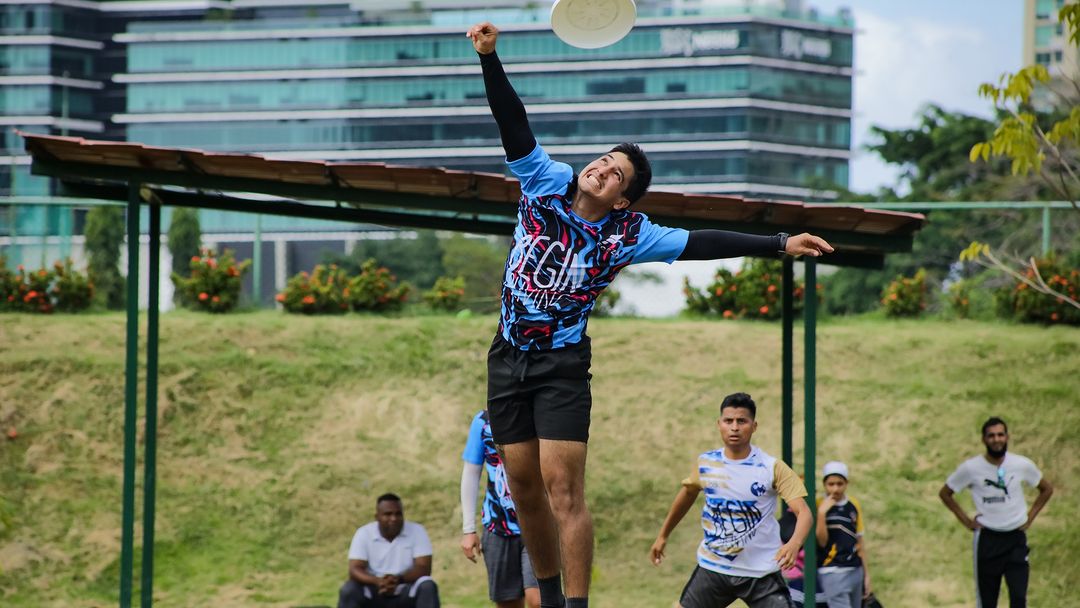 Jugadores de la Liga Nacional De Ultimate durante un partido de la Begin Ultimate League en Begin CoLiving, Panam&aacute;