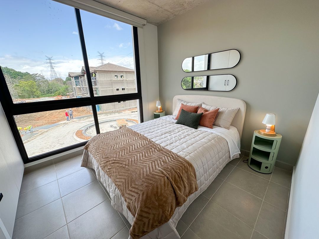 Habitaci&oacute;n moderna con amplias ventanas dentro del desarrollo inmobiliario Begin CoLiving en Panam&aacute; Norte