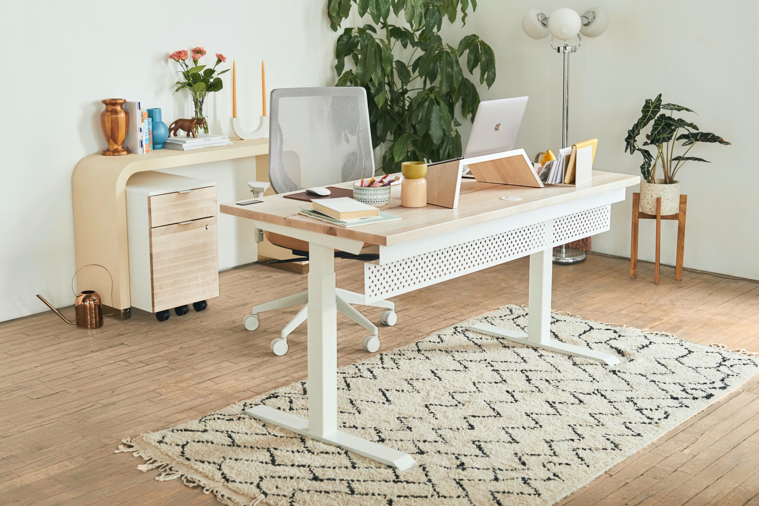 Dise&ntilde;o moderno de home office con muebles ergon&oacute;micos y colores neutrales.
