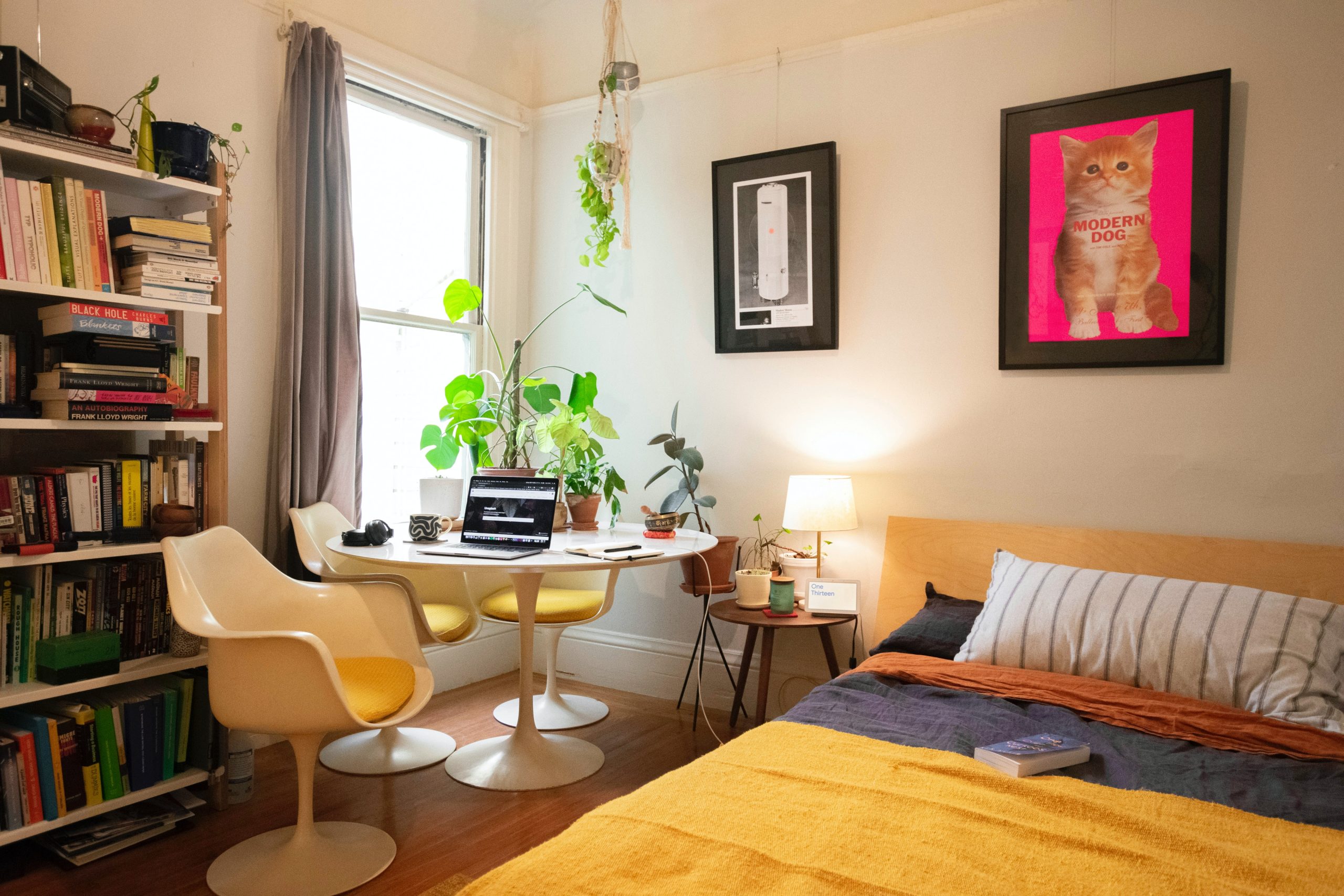 Dise&ntilde;o de home office en rec&aacute;mara cerca de ventana con acceso a iluminaci&oacute;n natural.