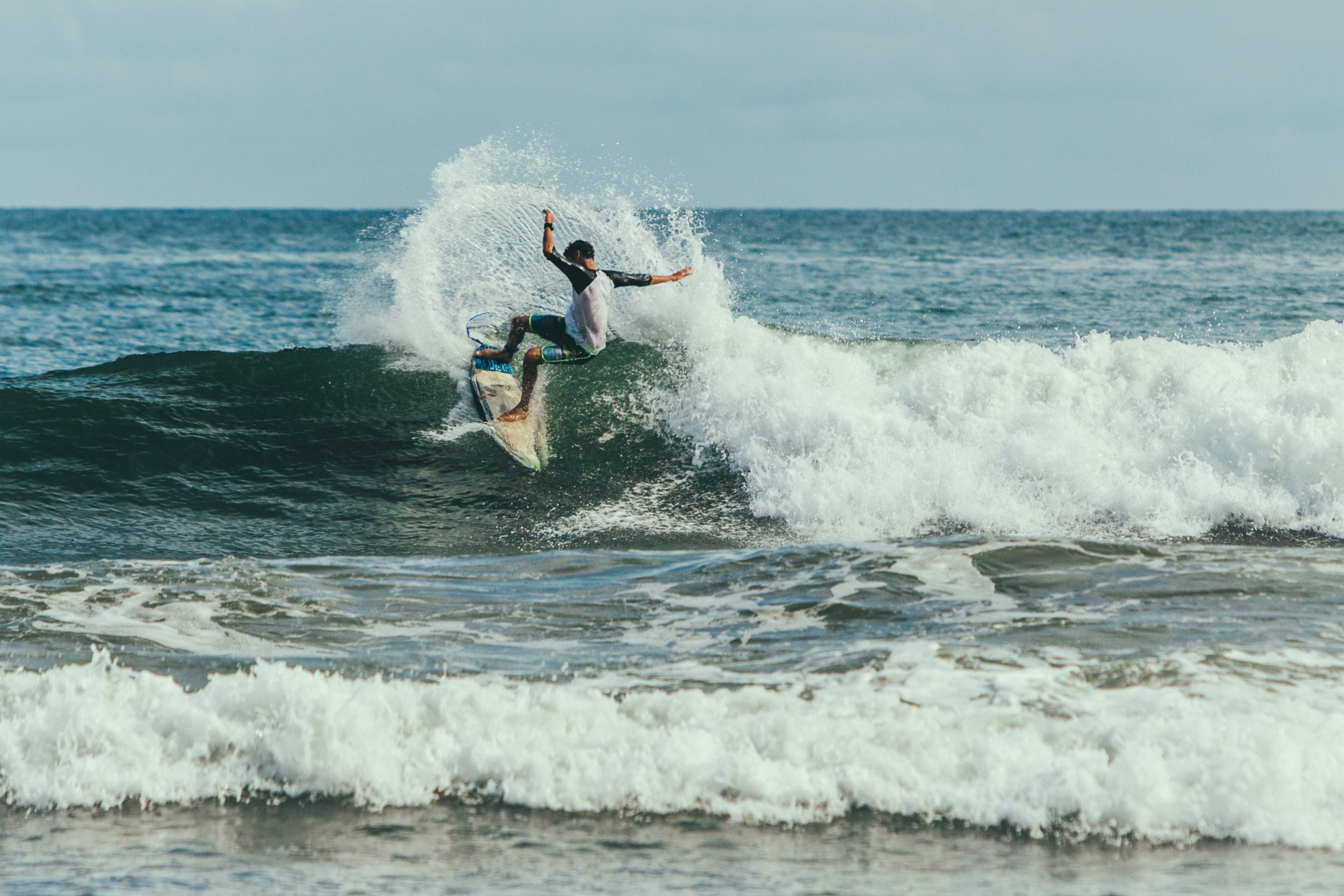 Surfista en una ola en playa del Pac&iacute;fico paname&ntilde;o.