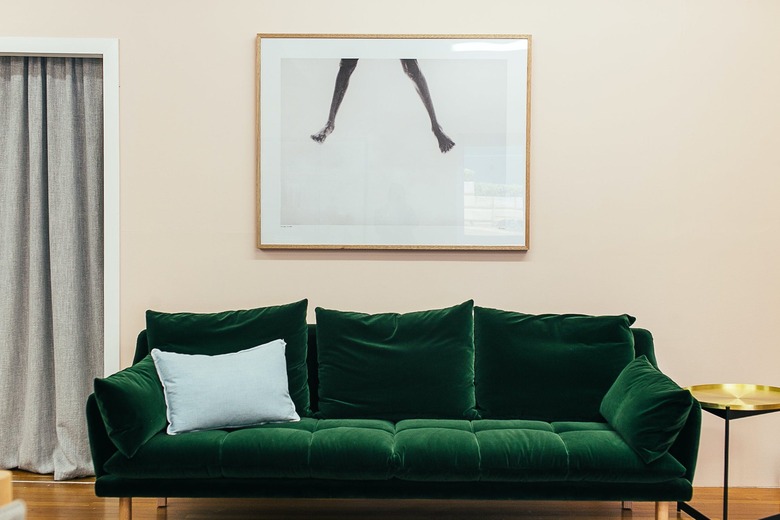 Apartamento moderno con sof&aacute; verde elegante y elementos decorativos creativos.