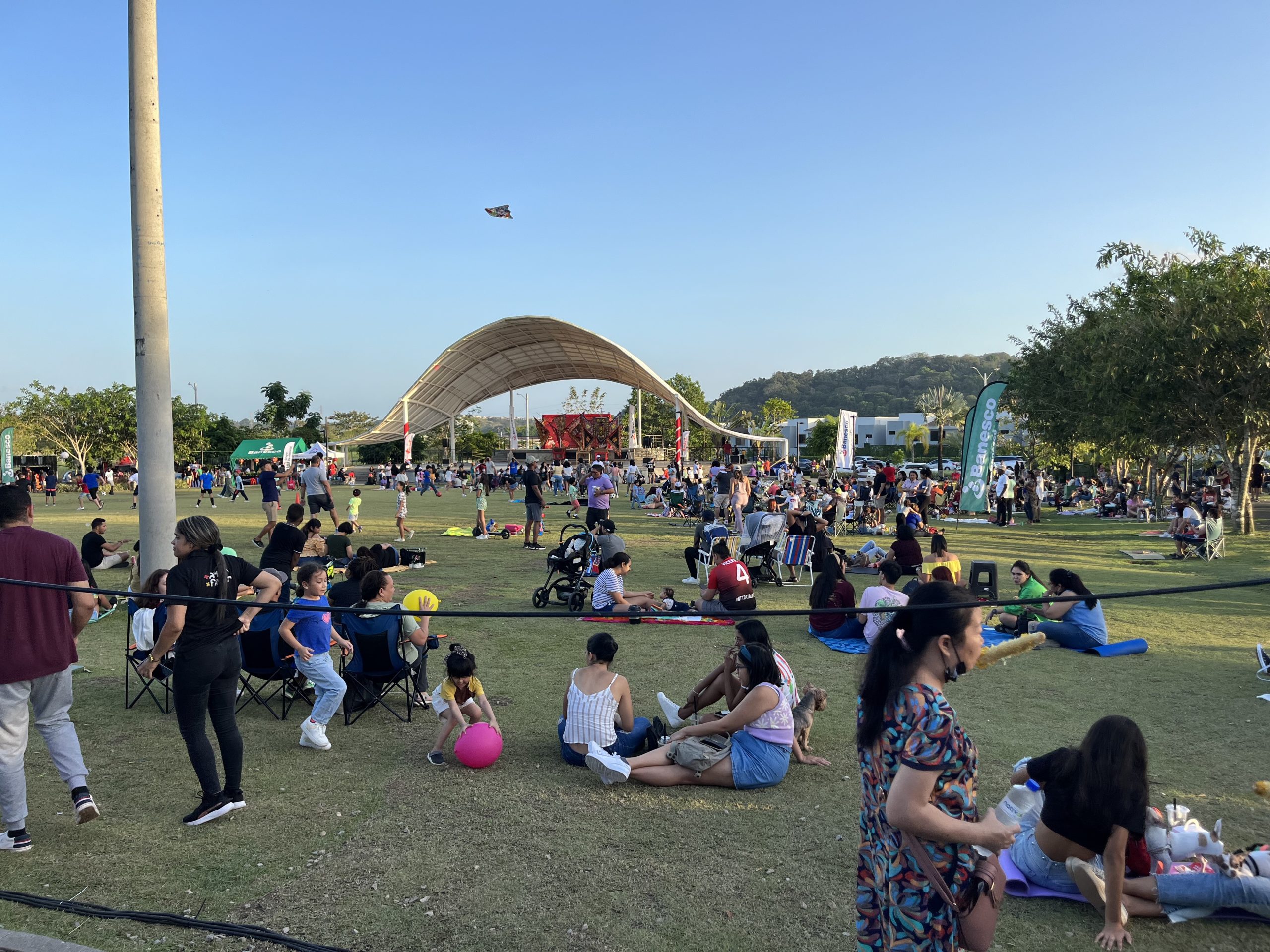 Vista panor&aacute;mica de festival cultural celebrado en el Parque RACH de Paseo del Norte.