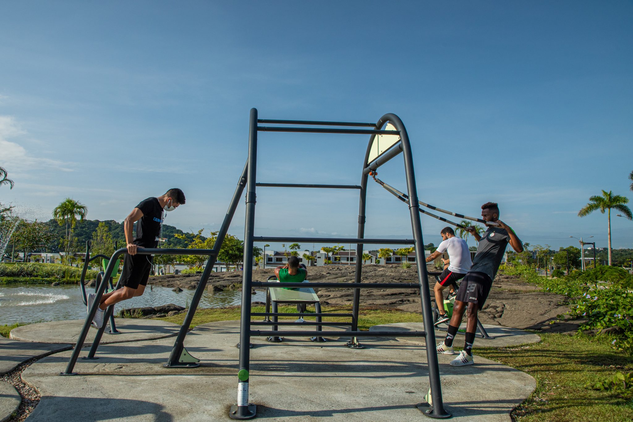 Personas ejercit&aacute;ndose en el &aacute;rea de gimnasio exterior en el Parque RACH en Paseo del Norte.