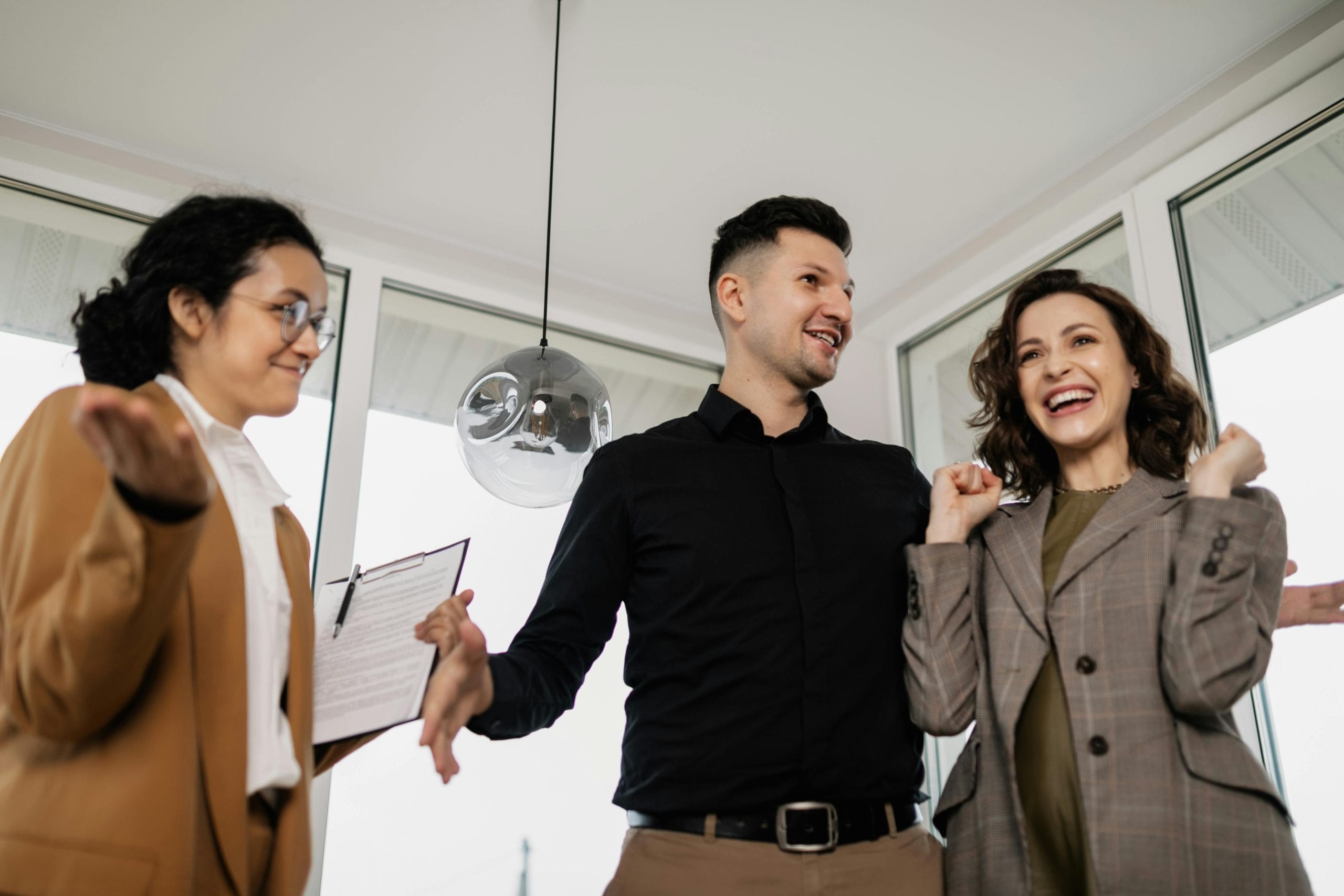 Pareja celebrando la adquisici&oacute;n de su primera vivienda.