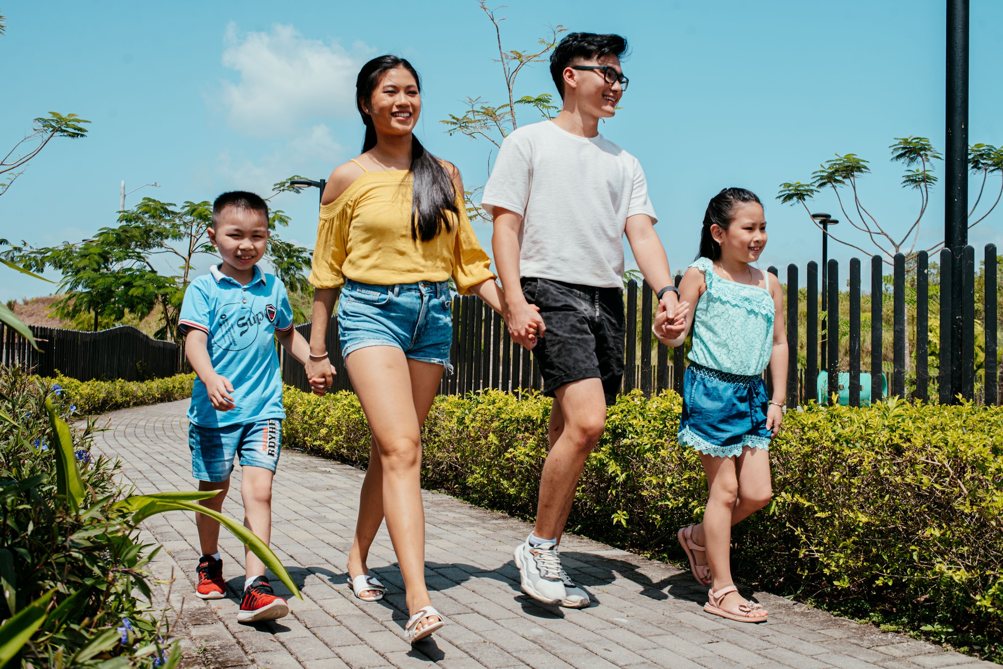 Familia con ni&ntilde;os disfrutando de una caminata en el Parque RACH en Paseo del Norte.