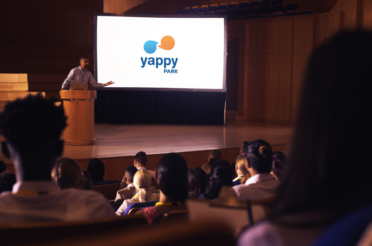 Conferencia en sal&oacute;n de eventos dentro de Yappy Park en Paseo del Norte.