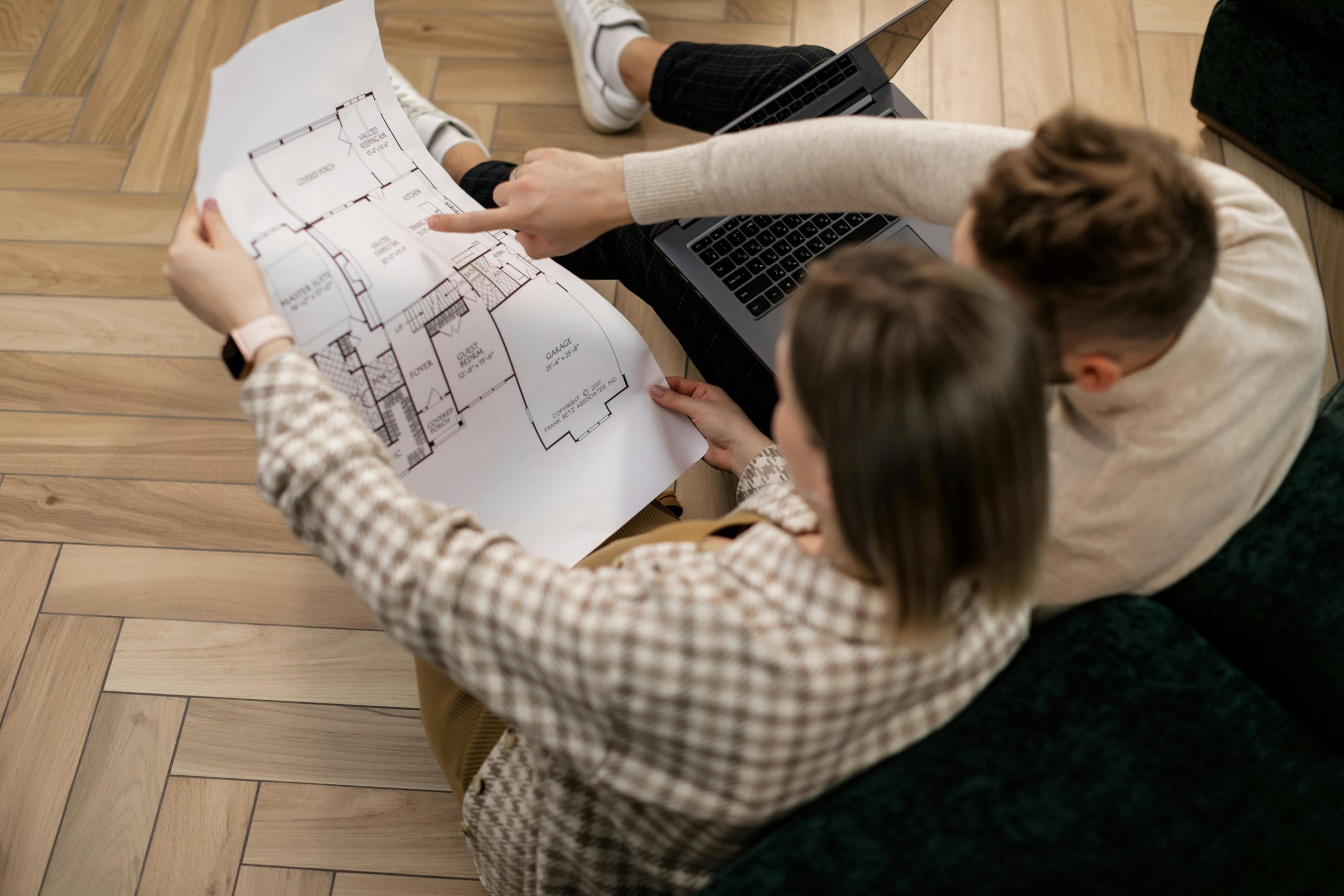 Pareja revisando planos arquitect&oacute;nicos con la distribuci&oacute;n de su casa nueva en Panam&aacute;.