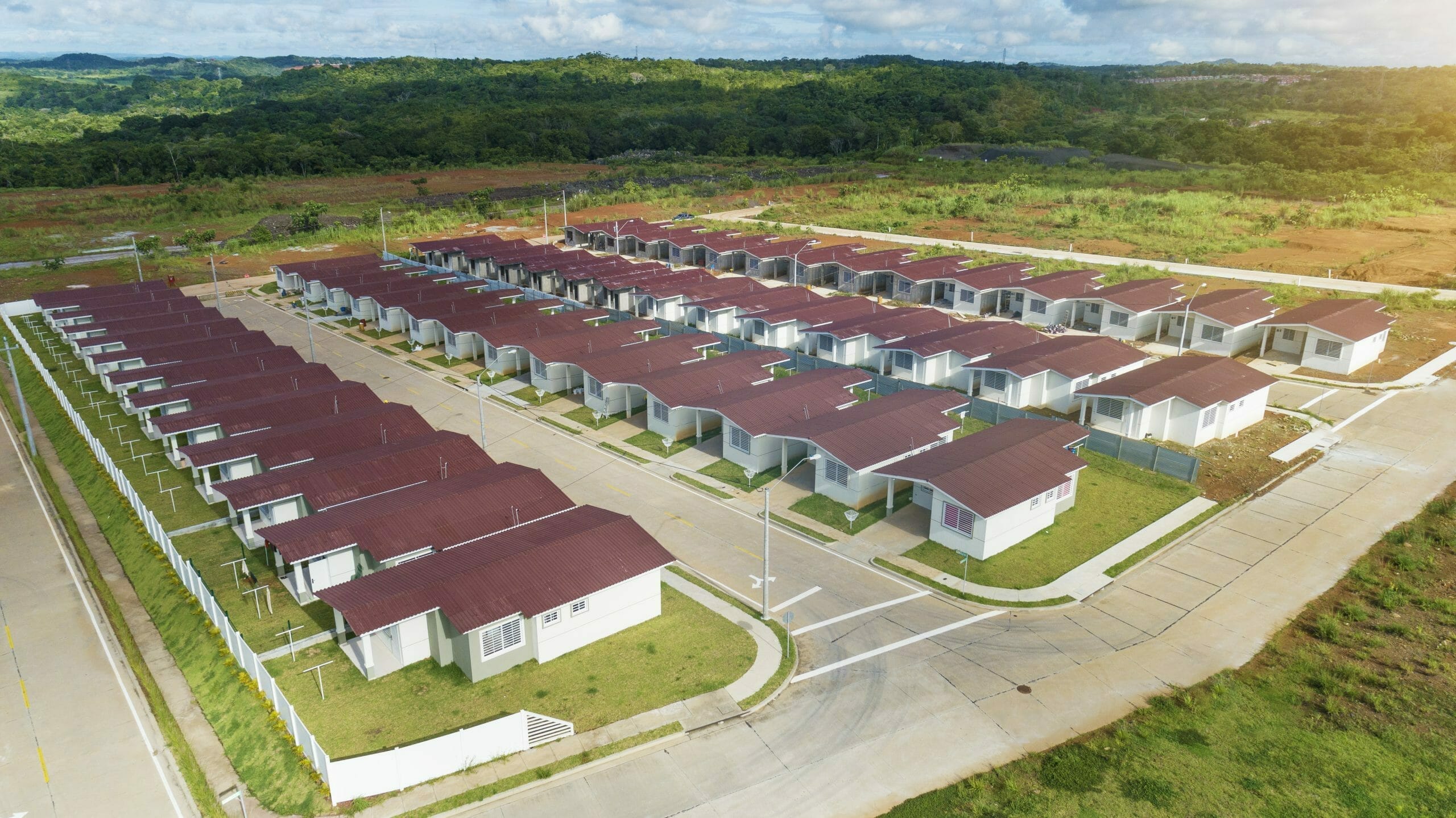 Vista panor&aacute;mica de las casas modelo Jazm&iacute;n del proyecto de vivienda en Panam&aacute; Oeste Brisas del Golf Arraij&aacute;n.