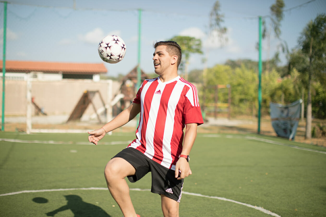 Residente de Brisas del Golf Arraij&aacute;n jugando con bal&oacute;n en la cancha de f&uacute;tbol.