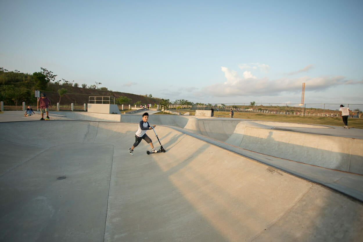 Ni&ntilde;o montando un scooter en el skatepark de Brisas del Golf Arraij&aacute;n.