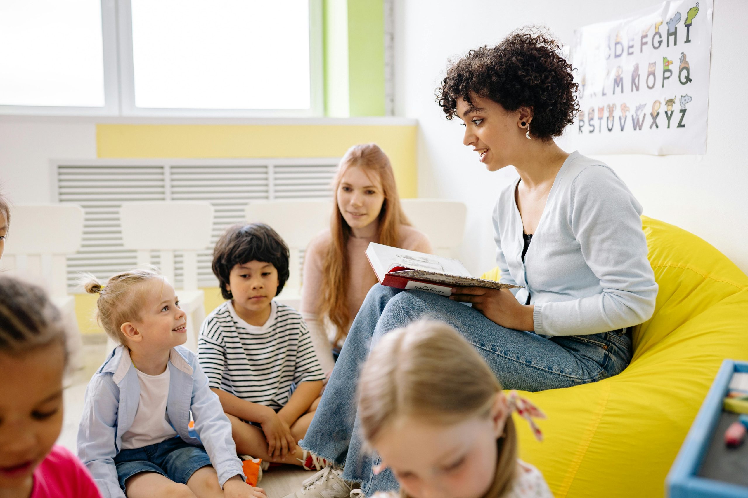 Maestra dando clases a ni&ntilde;os en escuela privada.