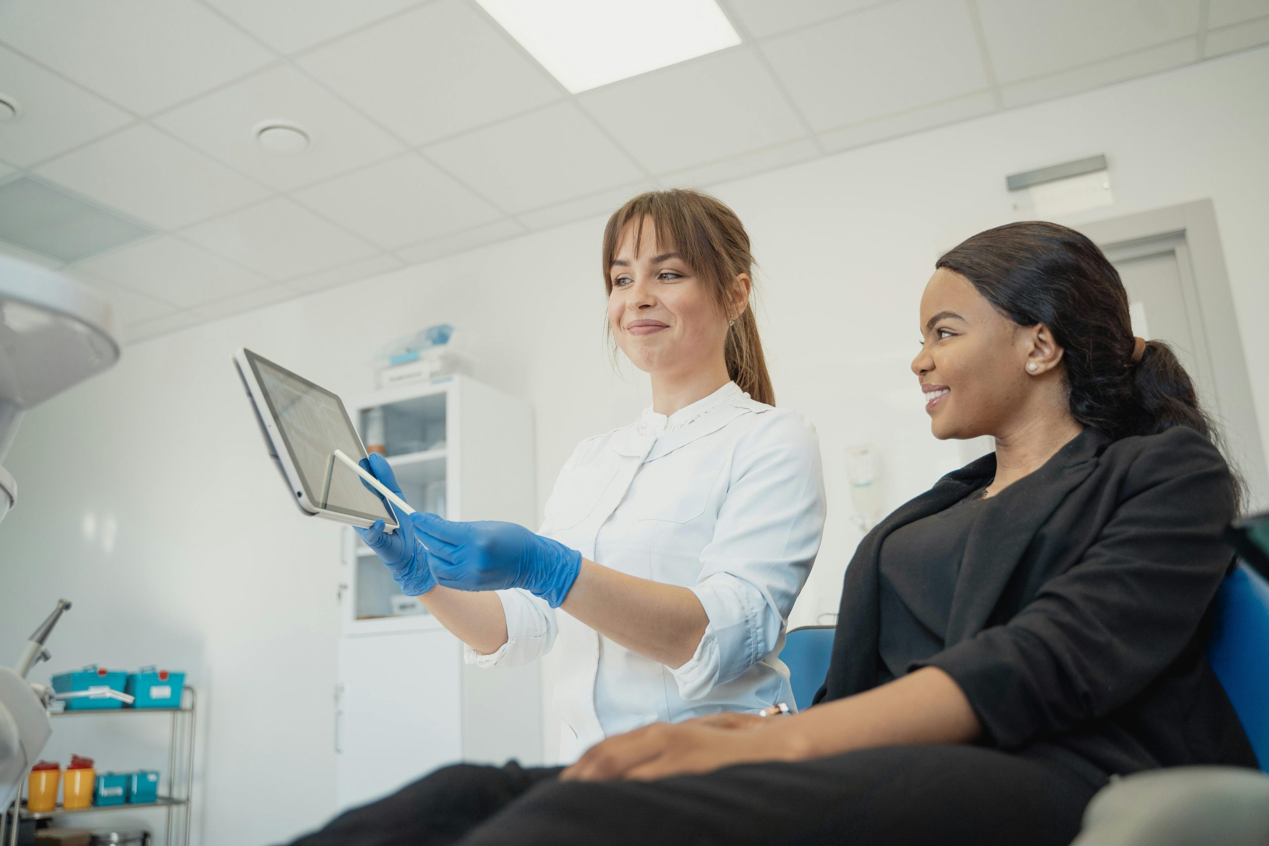 Paciente y doctora en consulta cl&iacute;nica.