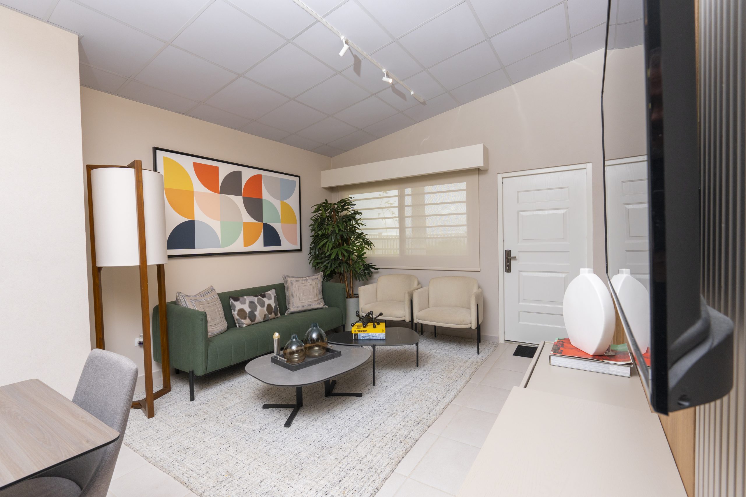 Vista de la sala comedor del modelo de vivienda Amaia en Brisas del Golf Arraij&aacute;n.