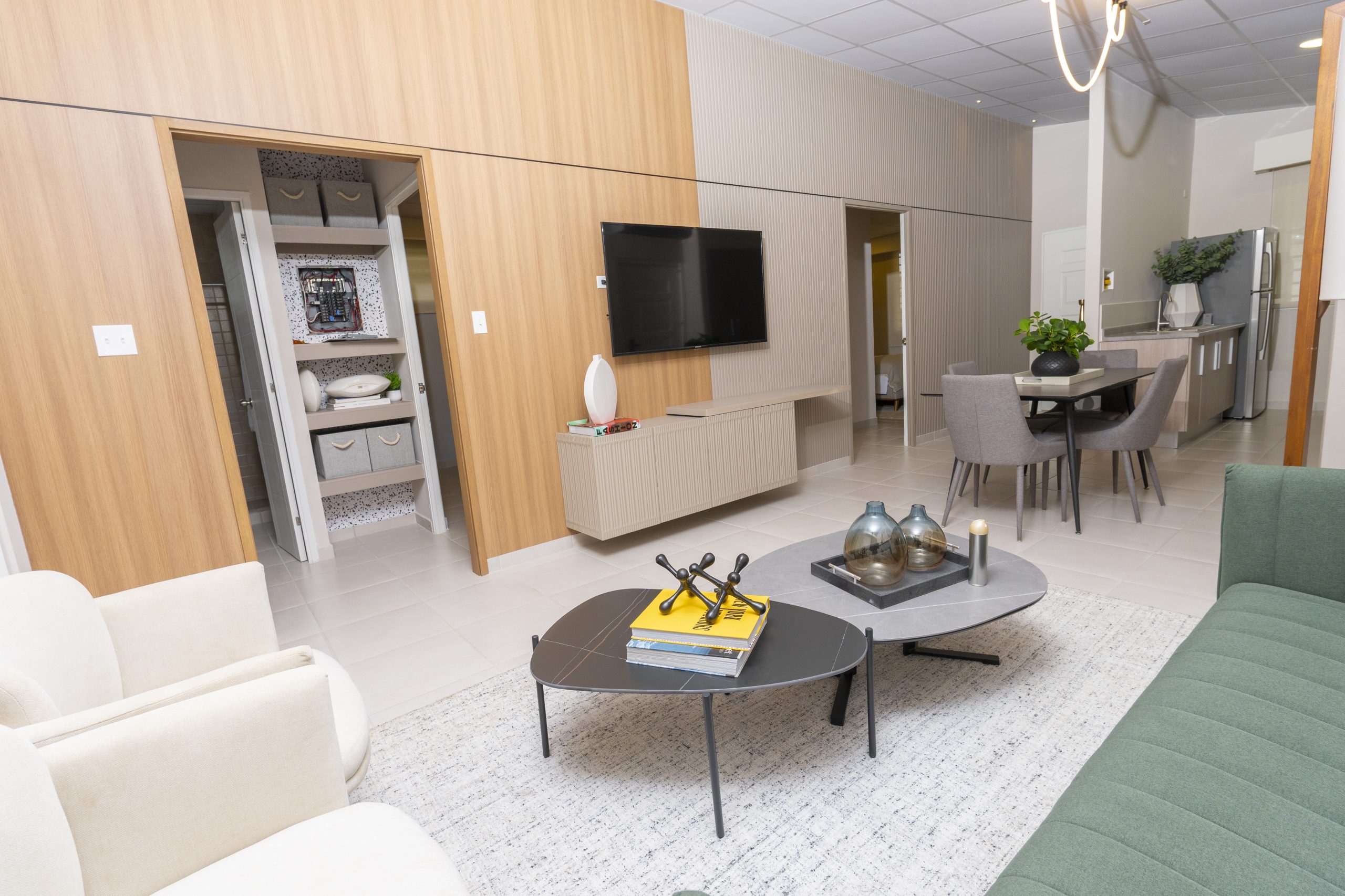 Vista de la sala comedor del modelo de vivienda Amaia en Brisas del Golf Arraij&aacute;n.