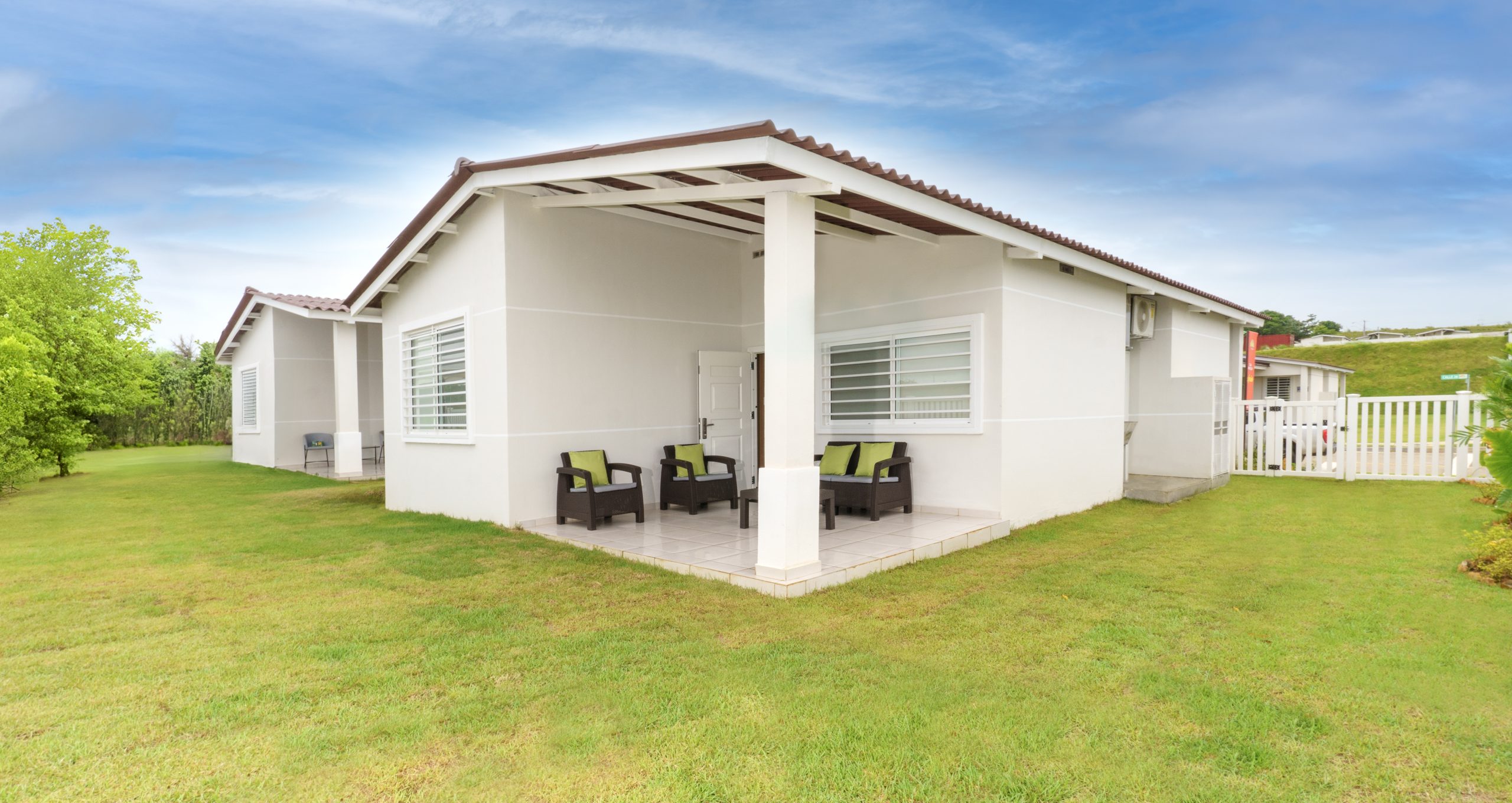 Vista del patio trasero del modelo de vivienda Amaia en Brisas del Golf Arraij&aacute;n.