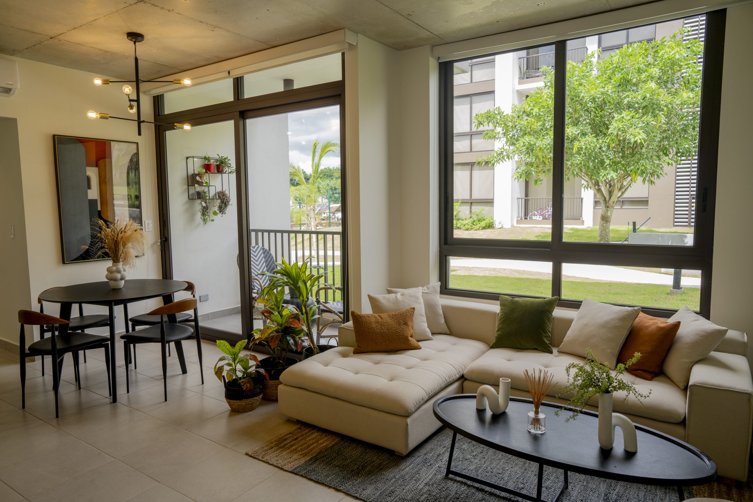 Vista interior de sala comedor de apartamento amueblado en Begin CoLiving en Panam&aacute; Norte.