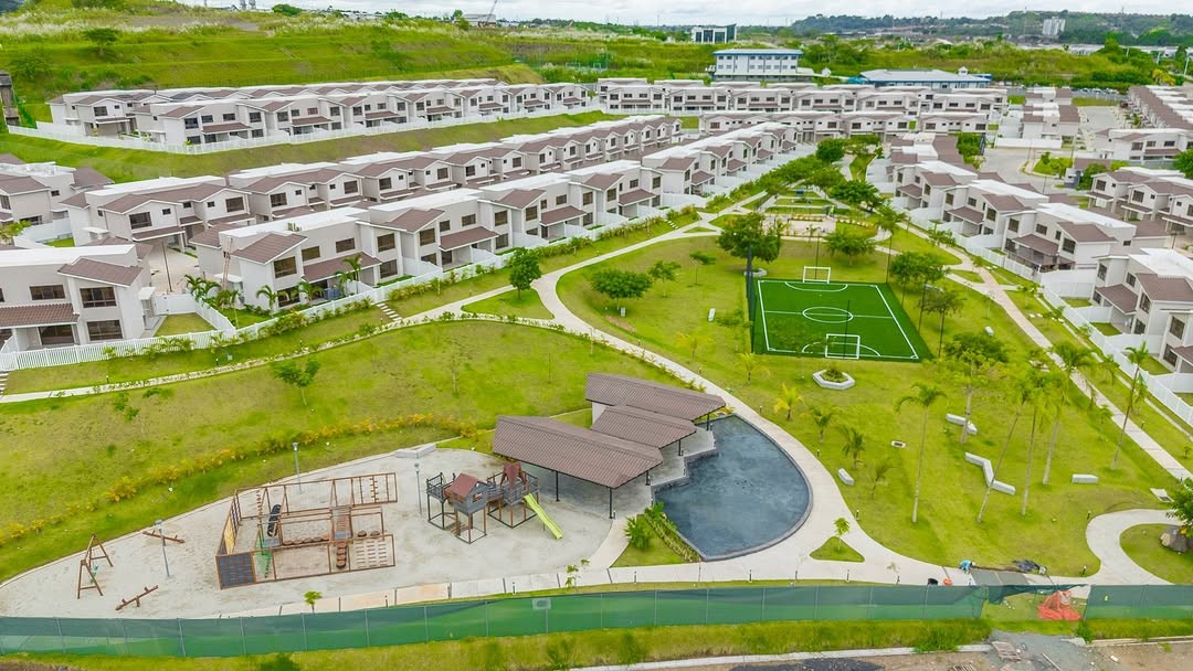 Vista del residencial Cavana y sus &aacute;reas al aire libre en Paseo del Norte.