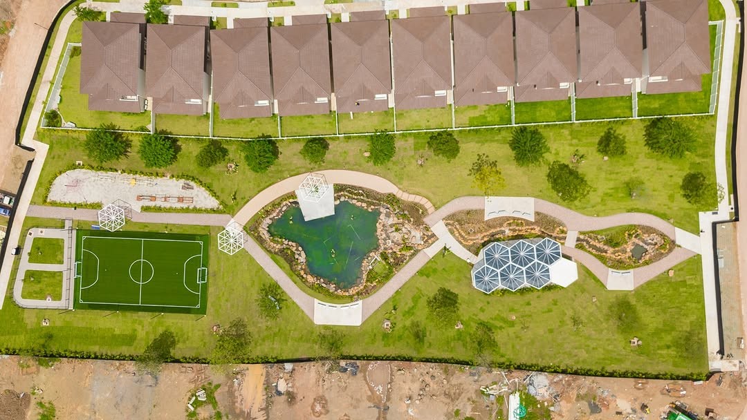 Vista a&eacute;rea del residencial Noura y sus &aacute;reas al aire libre en Paseo del Norte.