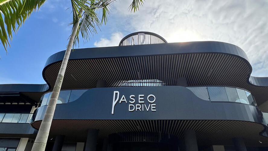 Vista de d&iacute;a de la fachada de Paseo Drive en Paseo del Norte.