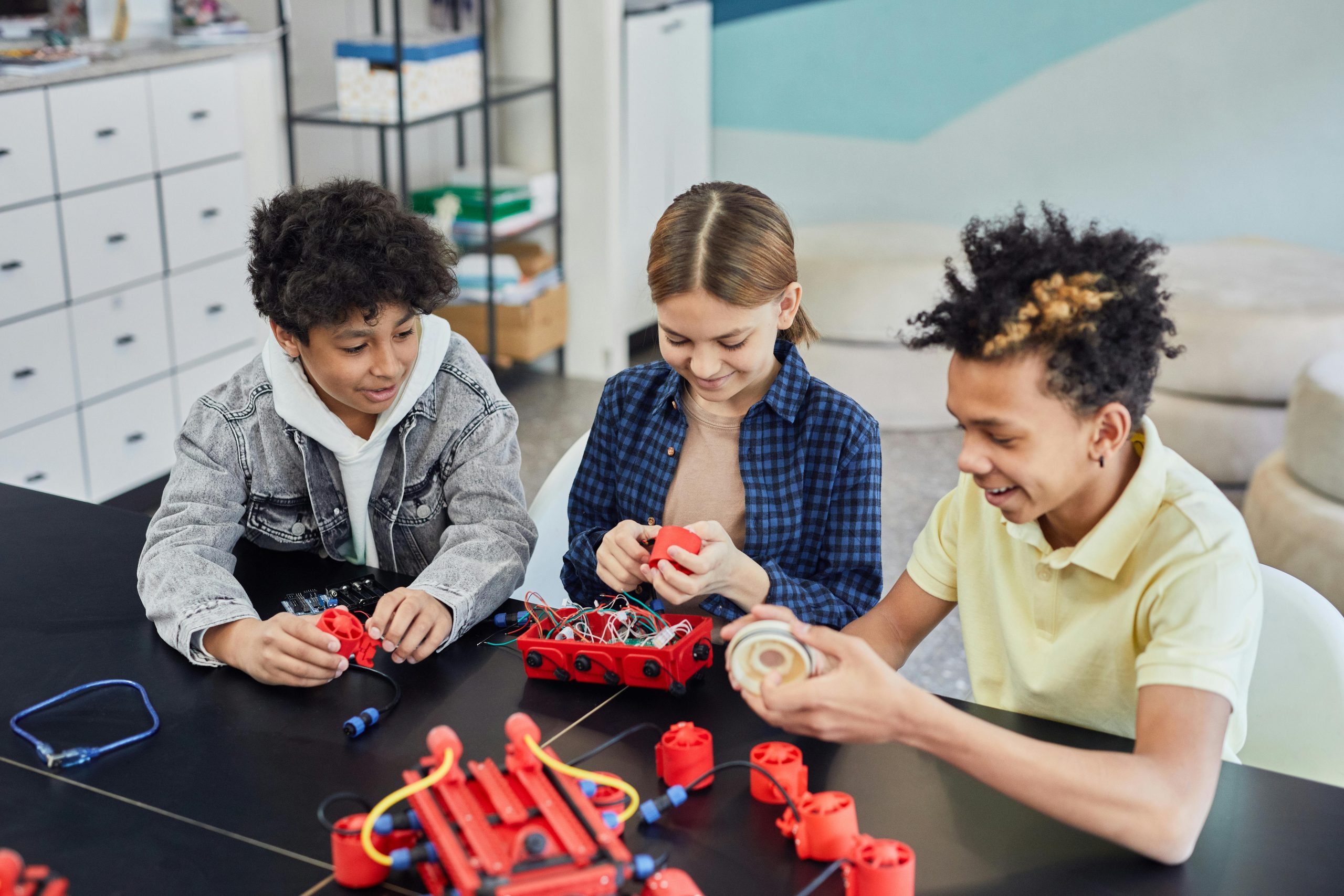 Grupo de ni&ntilde;os aprendiendo de rob&oacute;tica.