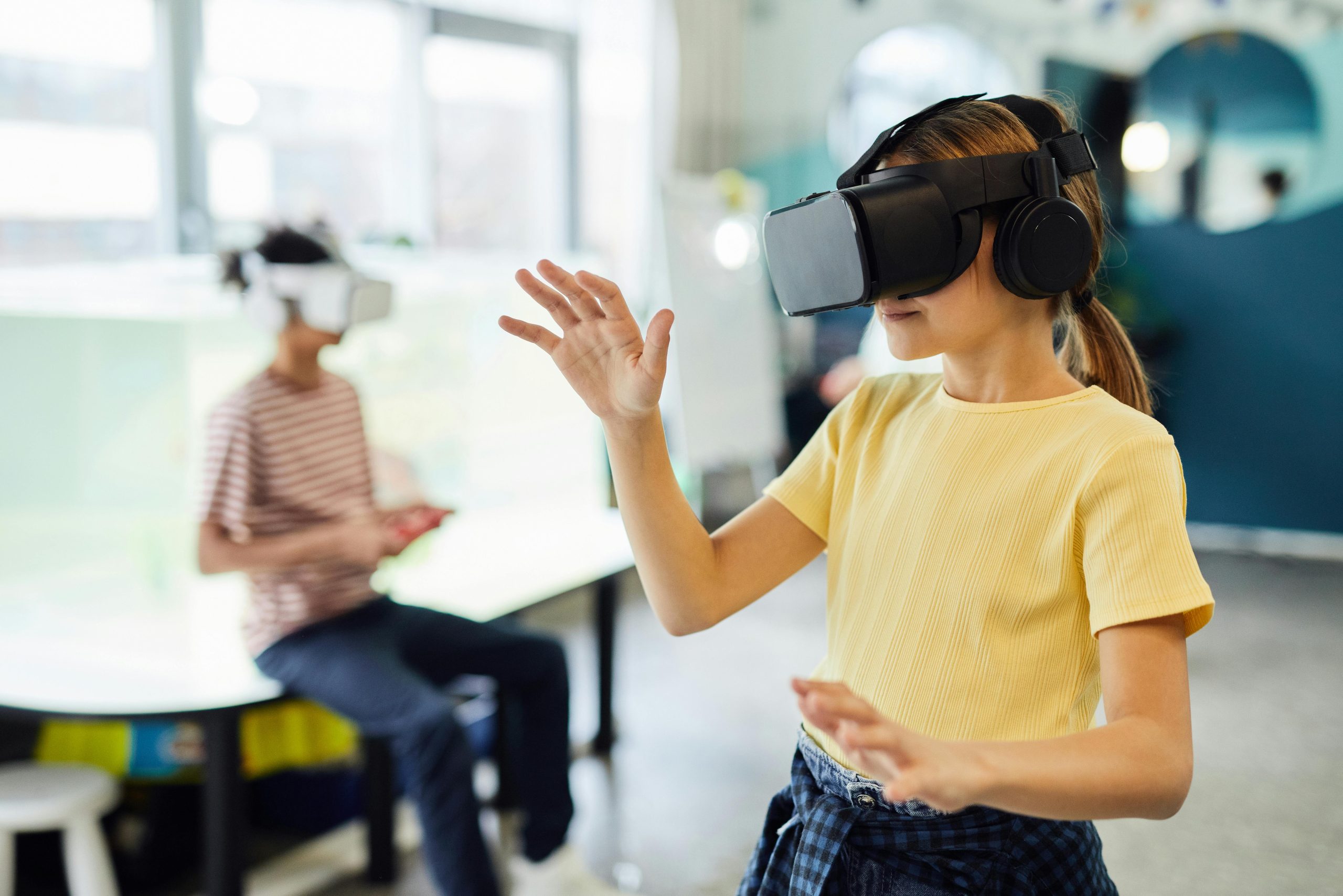Ni&ntilde;a jugando con visor de realidad virtual.