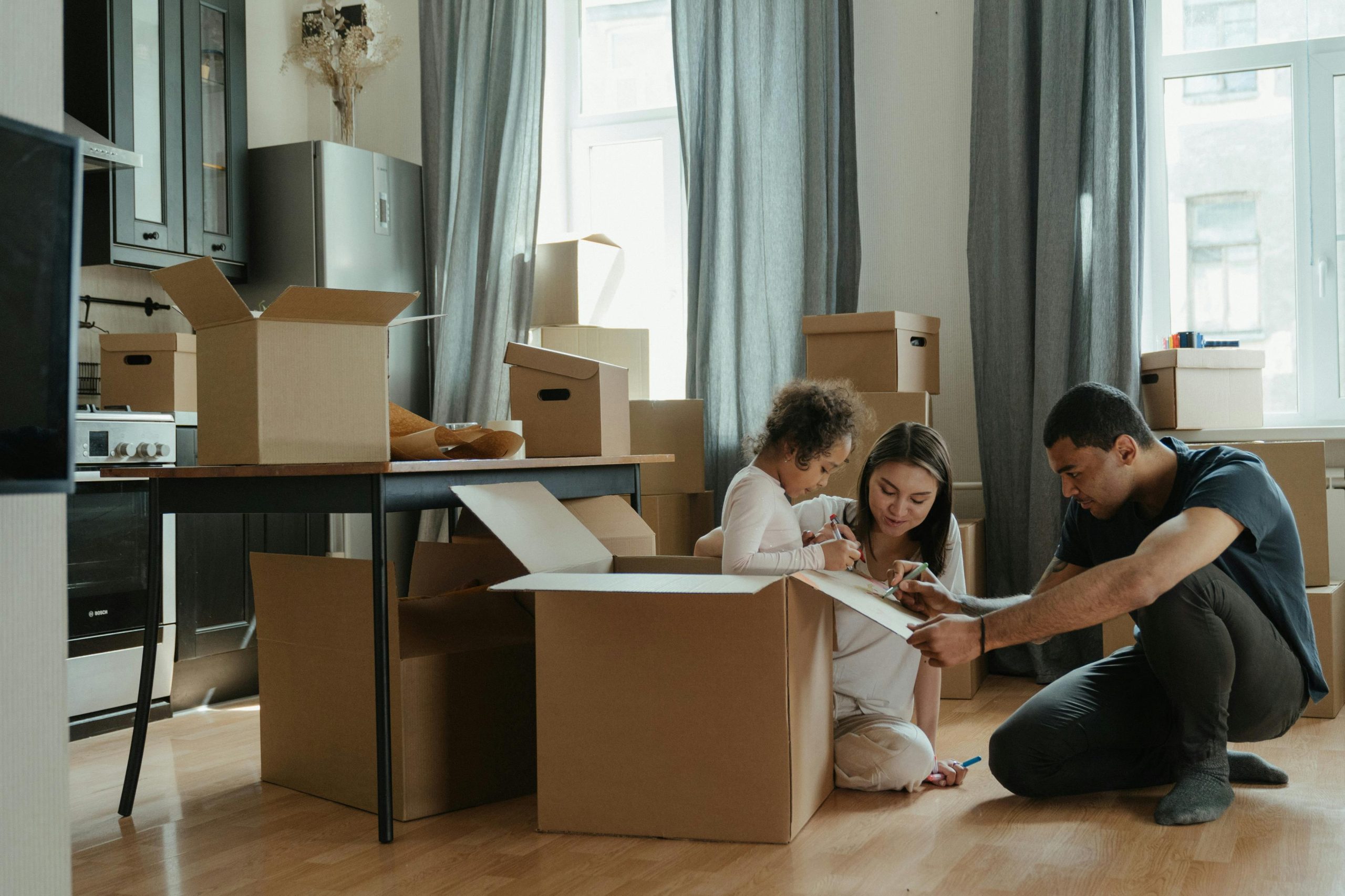 Familia mud&aacute;ndose a nuevo hogar.