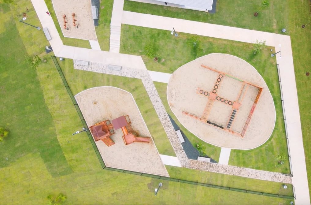 Vista a&eacute;rea de los juegos infantiles del sports center de Brisas del Golf Arraij&aacute;n.