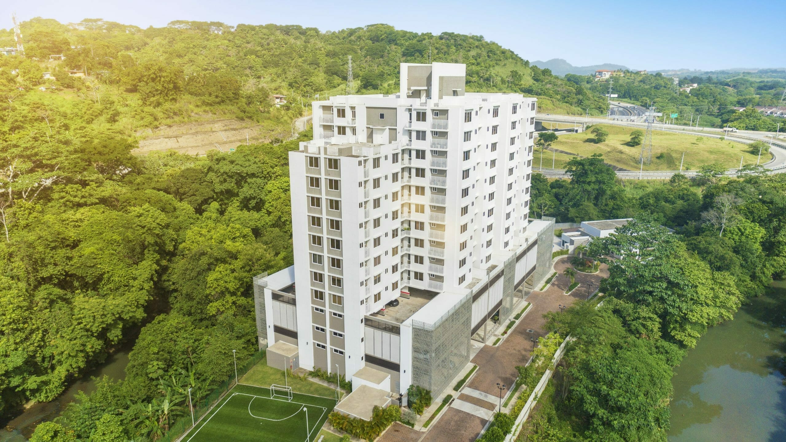 Vista a&eacute;rea de edificio Pen&iacute;nsula Norte en uno de los proyectos de casas en Panam&aacute;.