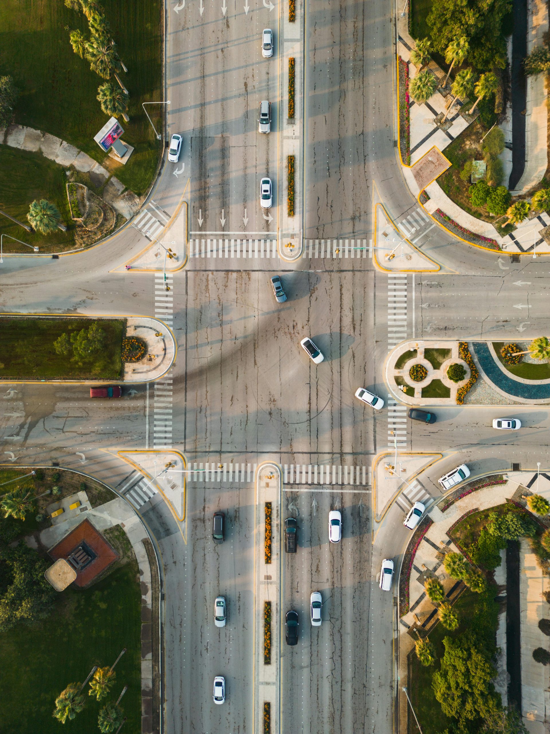 Vista a&eacute;rea de intersecci&oacute;n en zona urbana.