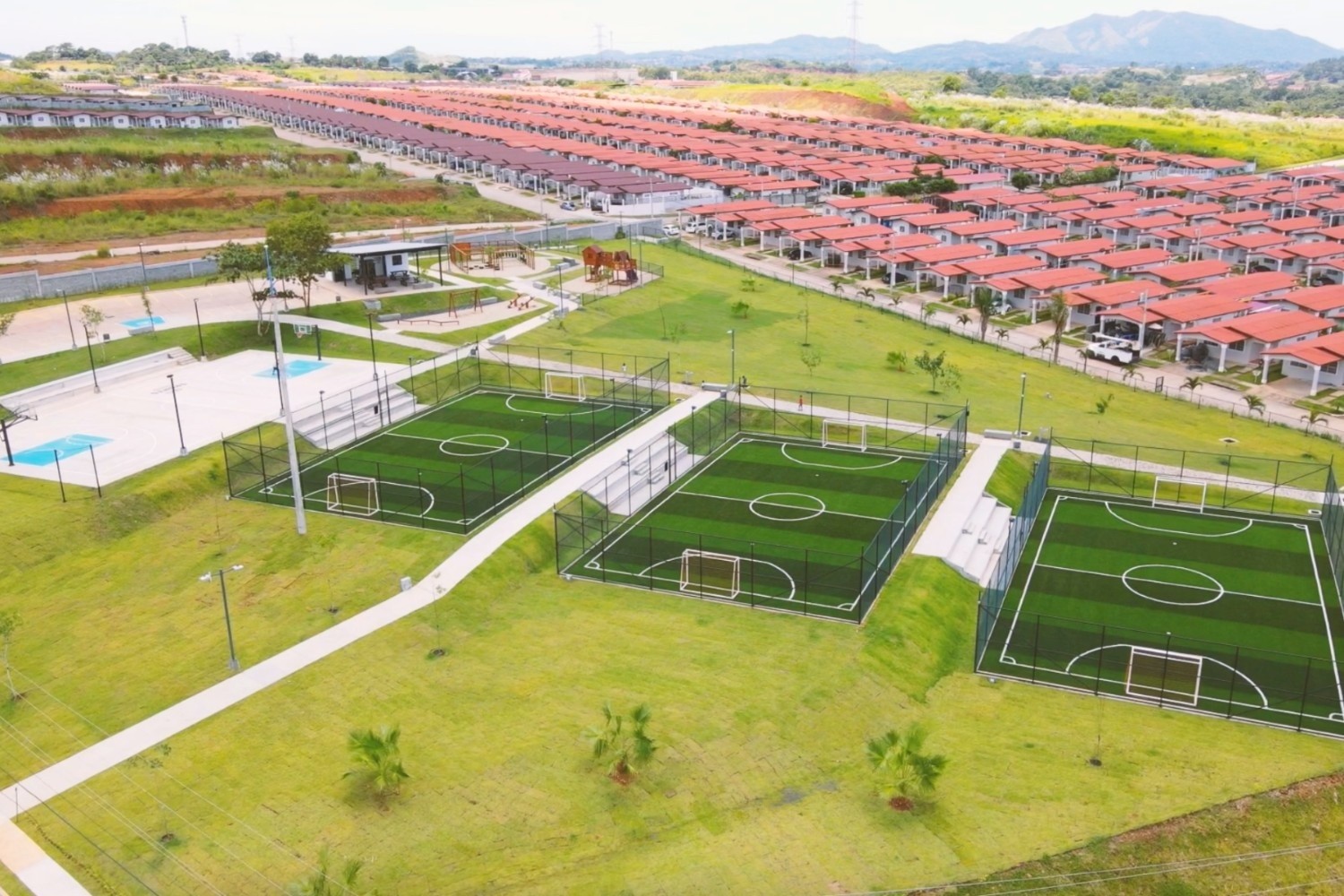 Vista a&eacute;rea de sports center de Brisas del Golf Arraij&aacute;n.
