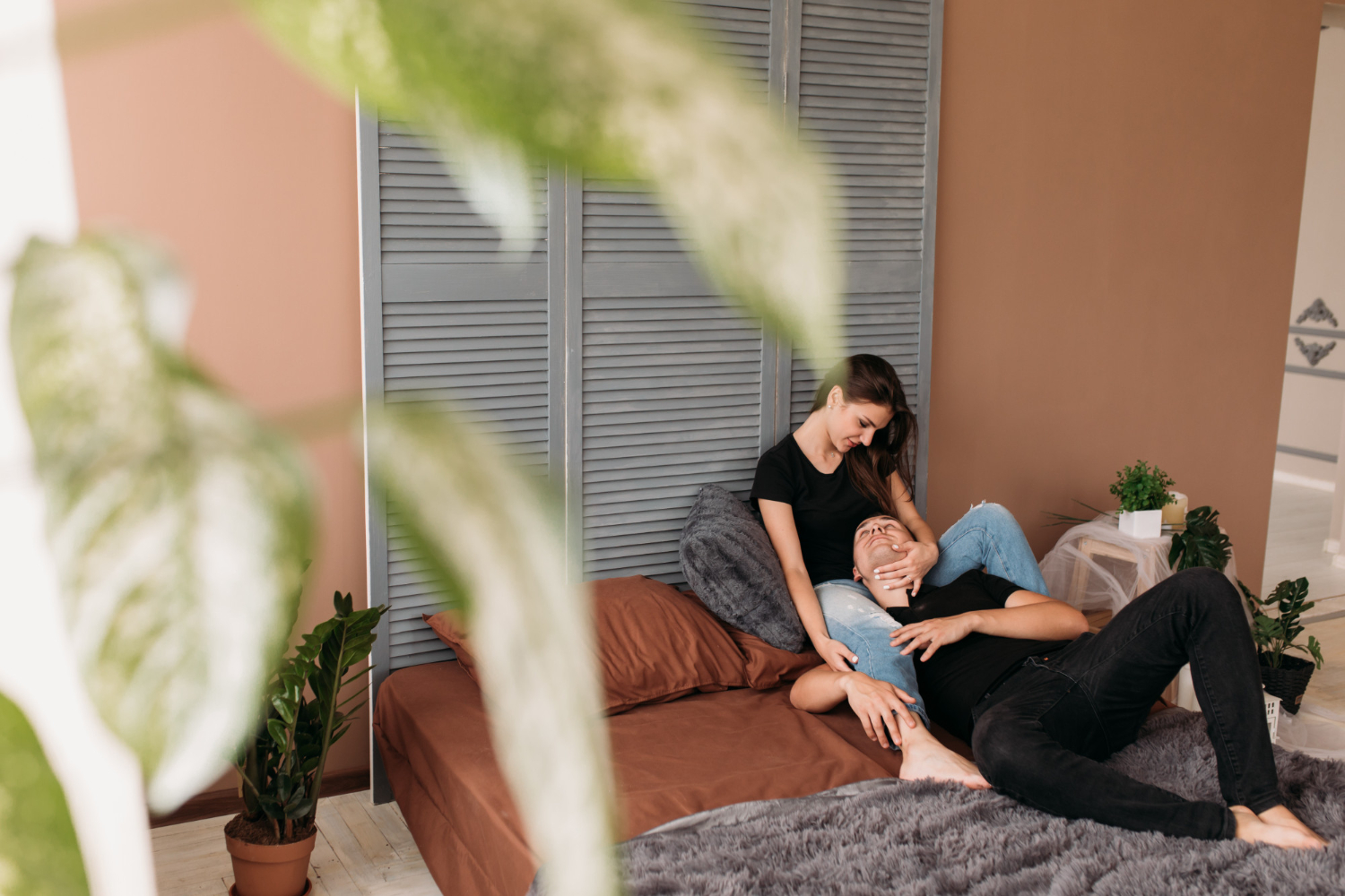Pareja en un espacio interior dise&ntilde;ado para descansar en casa