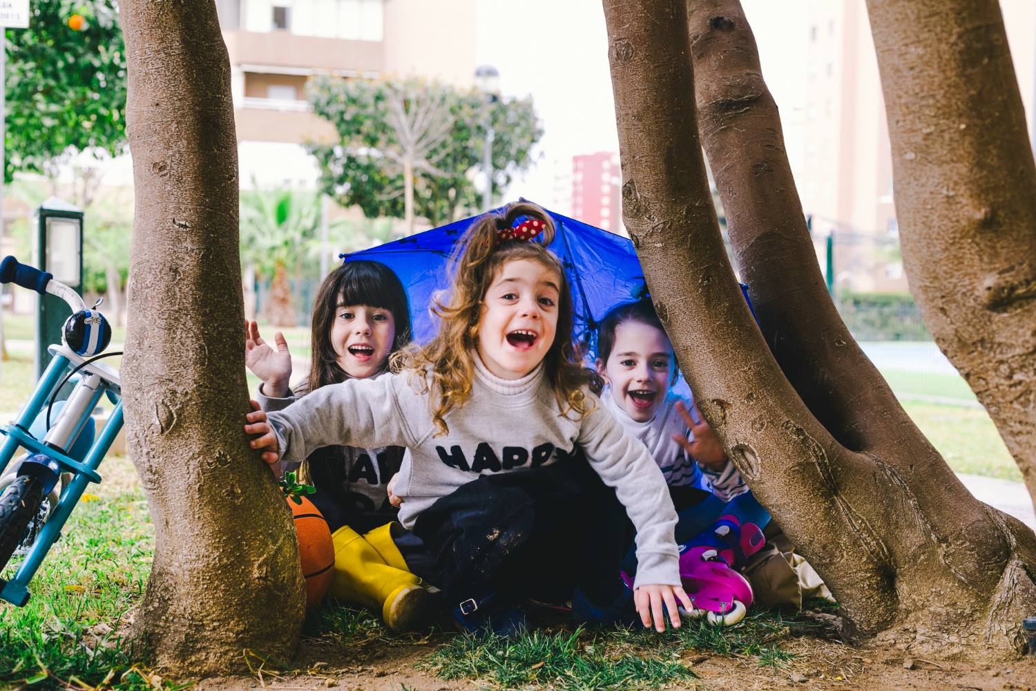 Ni&ntilde;os jugando en un parque seguro dentro de una comunidad residencial 