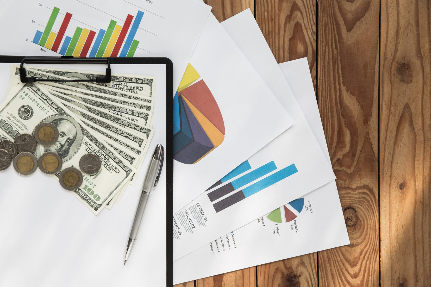 Gr&aacute;ficos financieros que representan la estabilidad econ&oacute;mica de Panam&aacute;