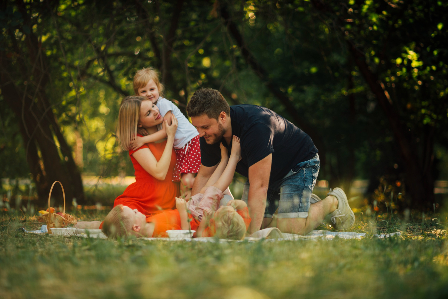 Familia pasando tiempo al aire libre en un &aacute;rea verde