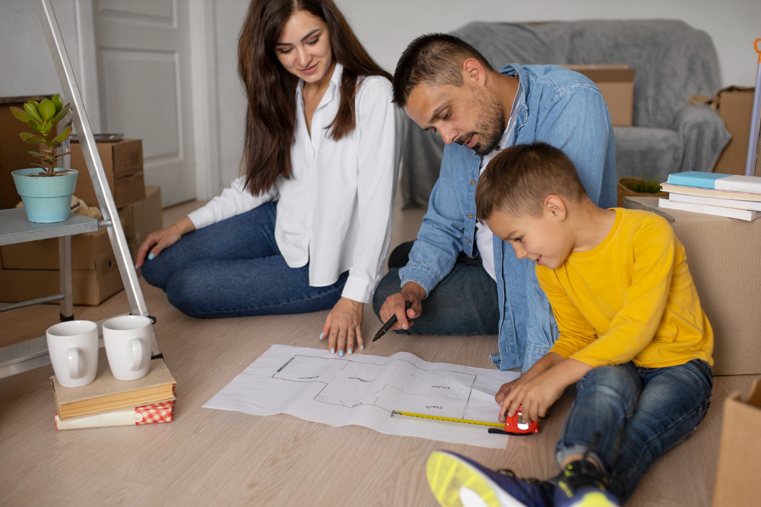 Familia evaluando opciones de vivienda cerca de escuelas en Panam&aacute;