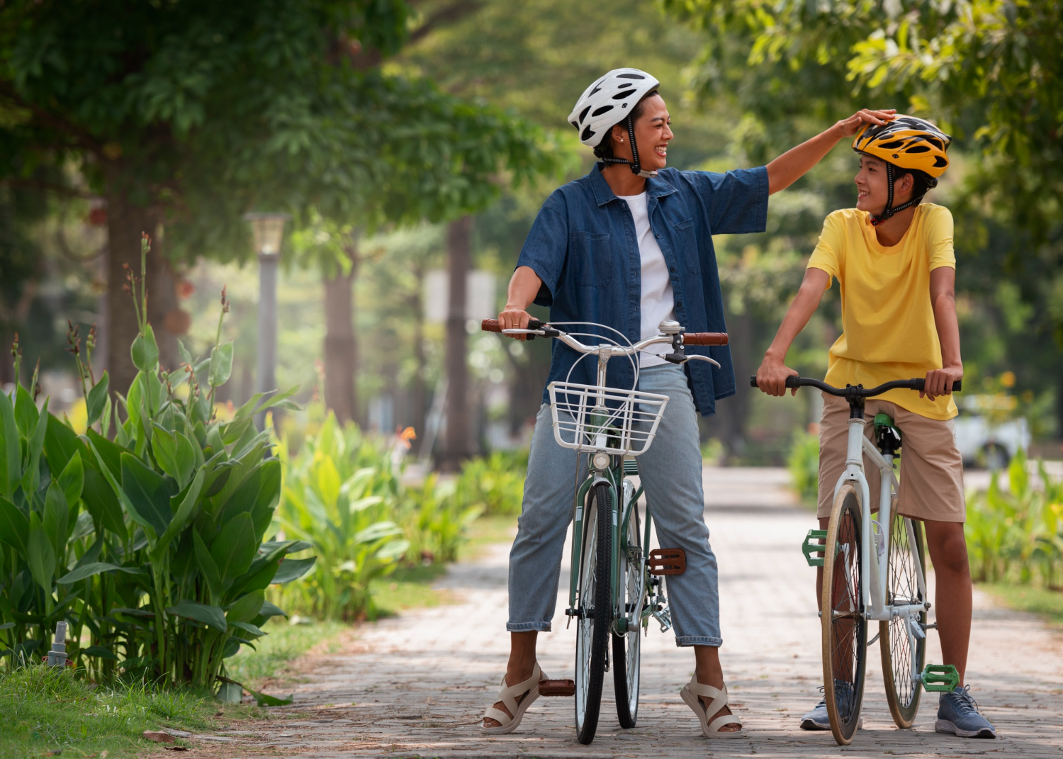 Personas andando en bicicleta por una ciclov&iacute;a ecol&oacute;gica en Panam&aacute;