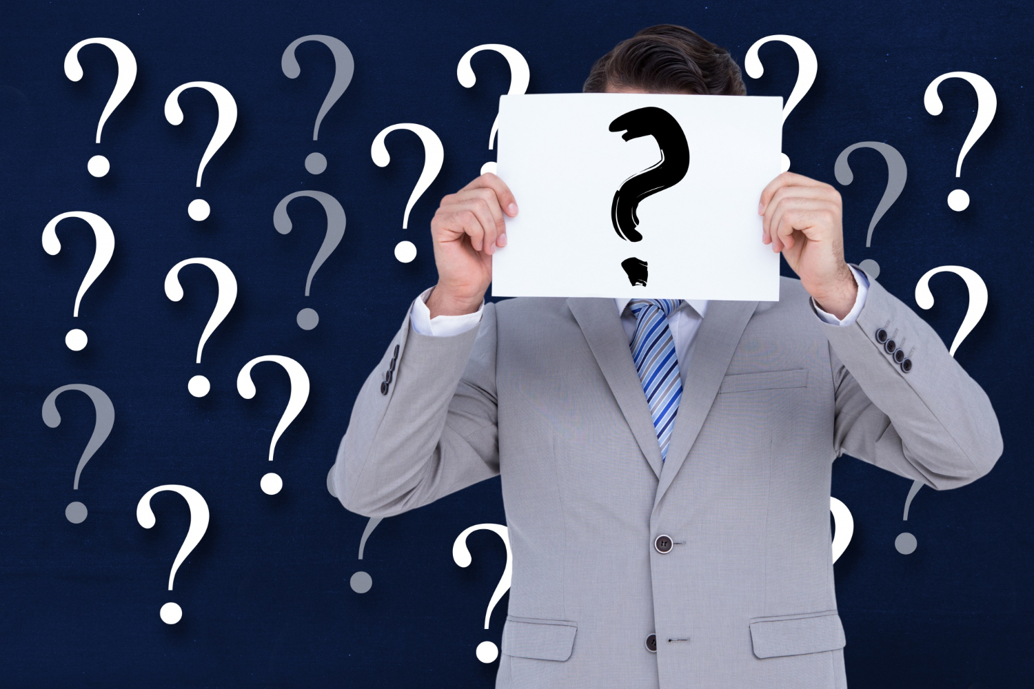 Persona con afiche de signo de interrogaci&oacute;n