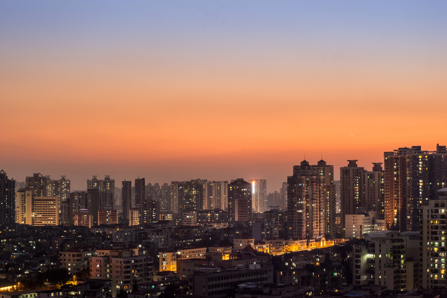 Vista urbana al atardecer