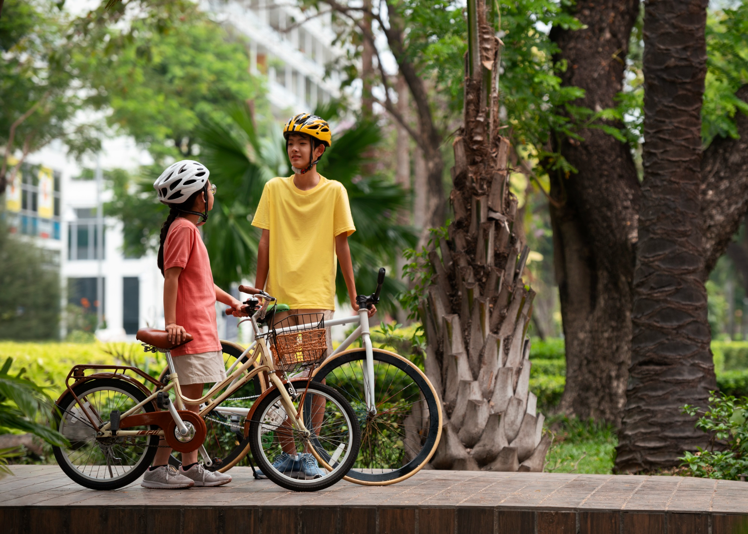Ni&ntilde;os en bicicleta dentro de proyectos de vivienda en Panam&aacute;