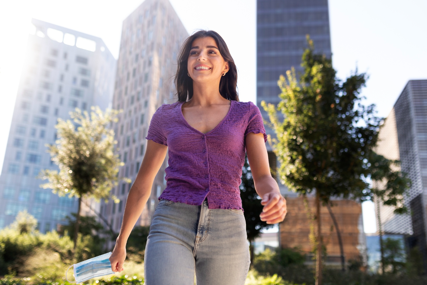 Chica caminando por un barrio nuevo, evaluando el entorno antes de decidir comprar