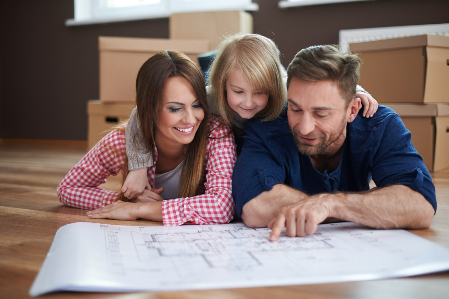 Familia mirando plano de casa de 2 plantas en Panam&aacute;